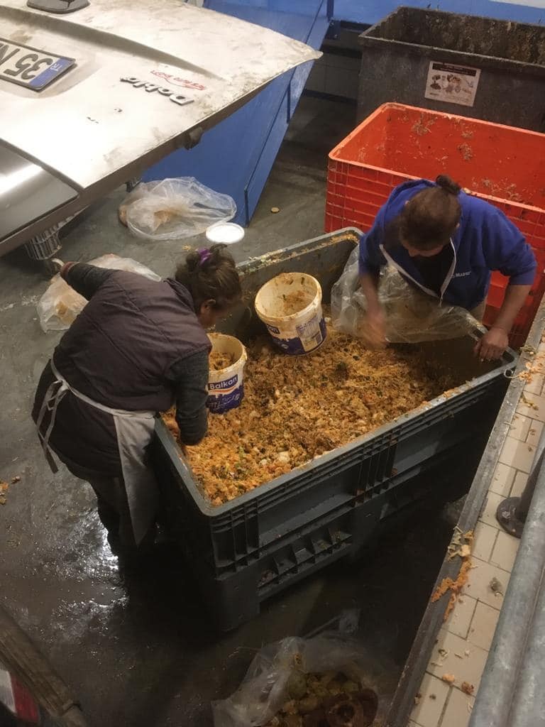 So wird das Reste Essen aus den Groß Containern sortiert, eine Knochen Arbeit.